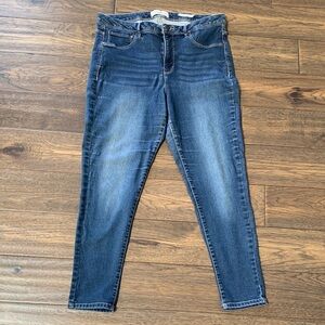 Comfortable Angels Women’s Skinny Jeans in Mid Blue. Size:14.